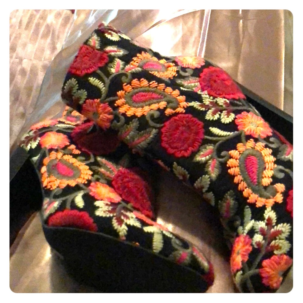 Floral multicolor bootie